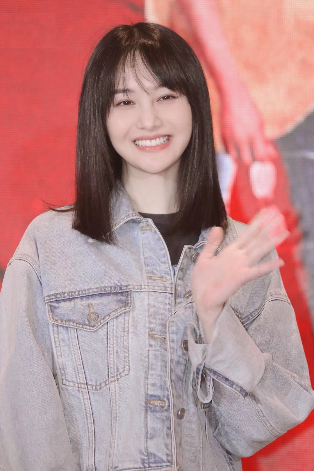 "小仙女"郑爽归来,穿牛仔衫披长直发,依旧清纯甜美范儿