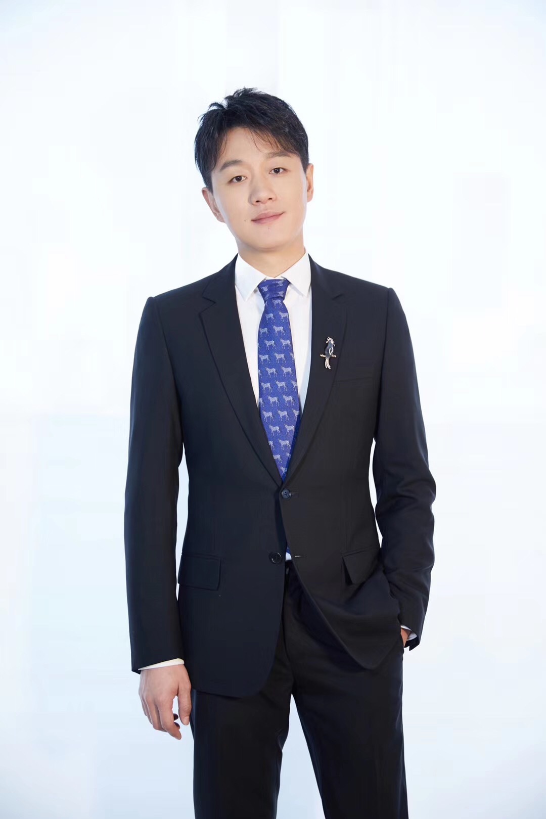 佟大为关悦空降成都 酷黑装扮助阵珠宝品牌活动