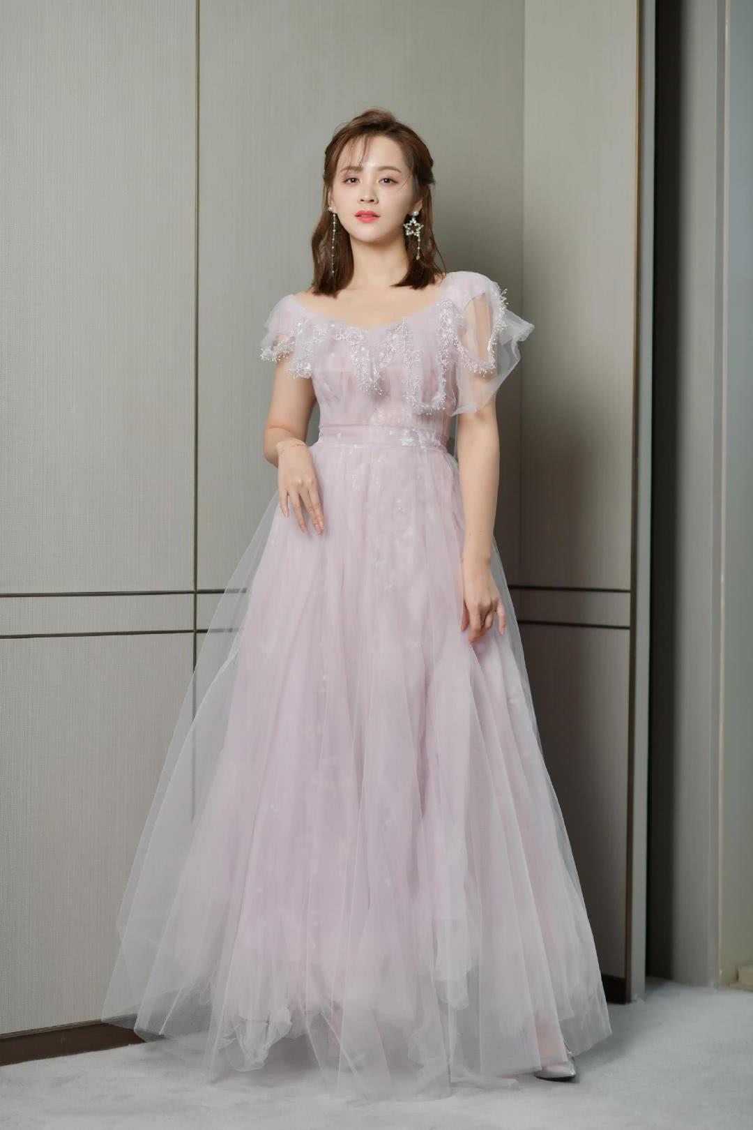 邓莎的脚到底有多小,竟然把鞋子穿成了小尖锥?这小脚让人羡慕