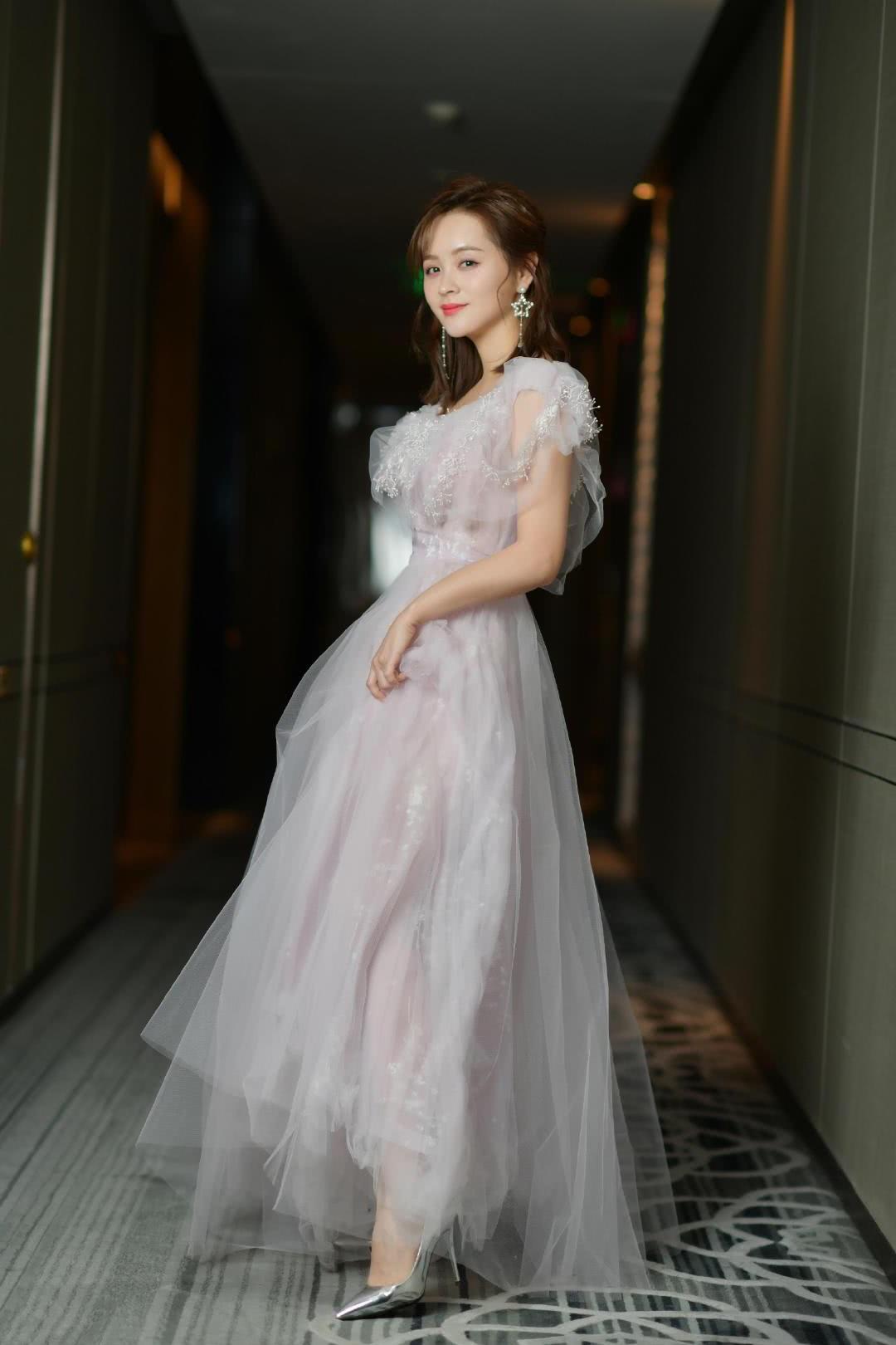 邓莎的脚到底有多小,竟然把鞋子穿成了小尖锥?这小脚让人羡慕