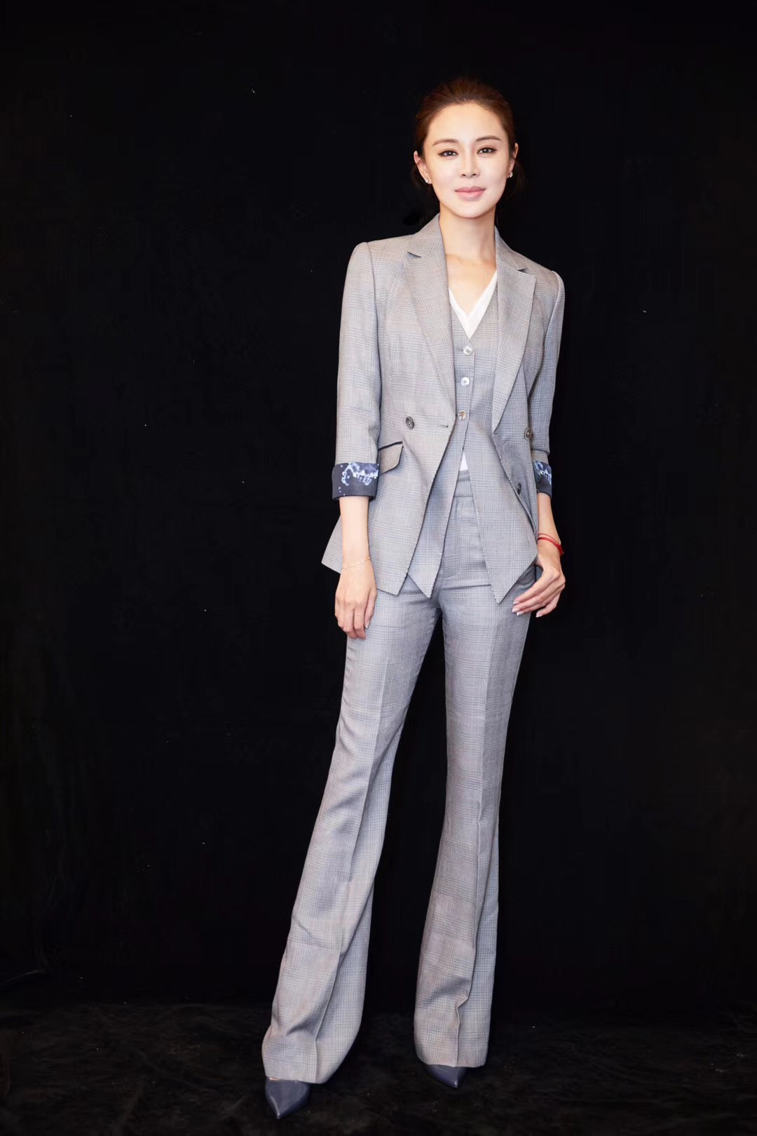 关悦西服套装优雅现身座谈会 与佟大为共获公益表彰