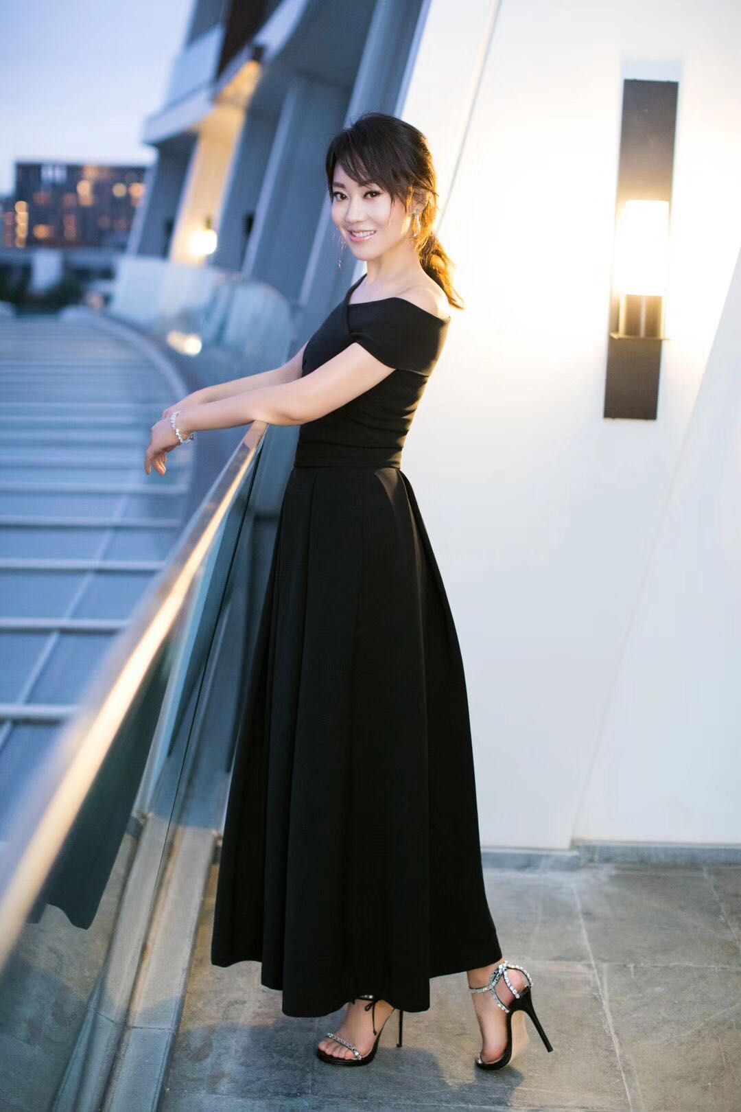 闫妮台上台下简直两个样儿,机场私服休闲简约,真是一股清流!