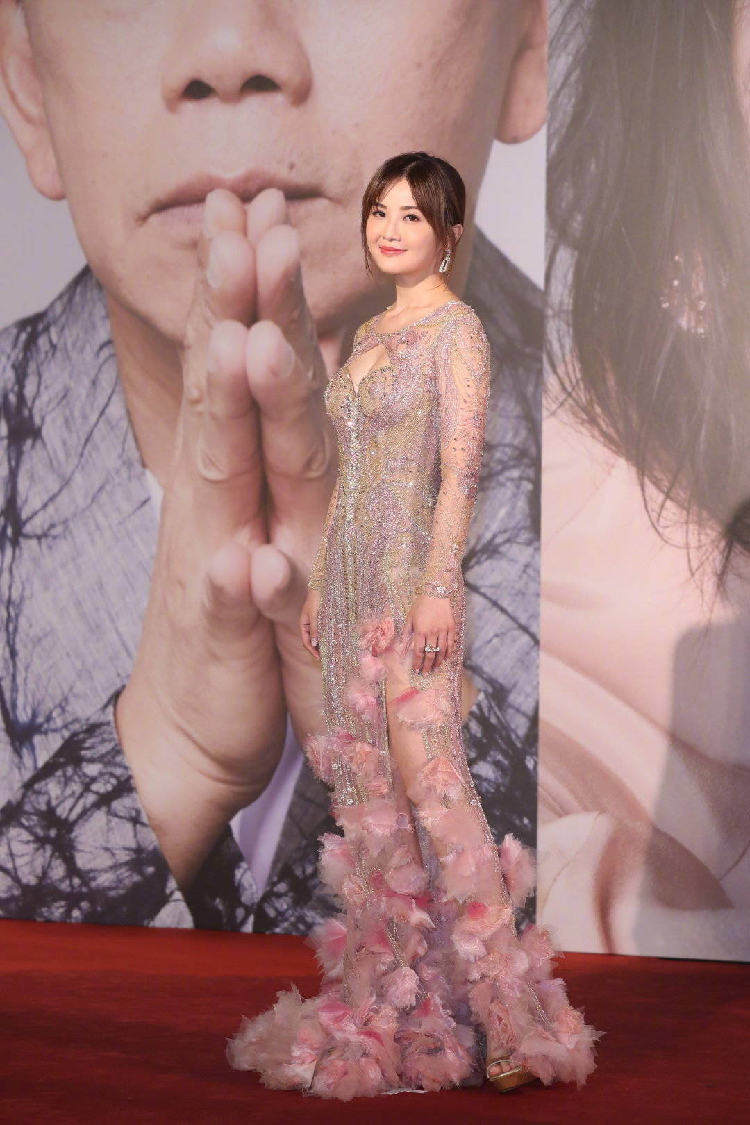阿sa裸粉长裙亮相金像奖红毯 肤白脸嫩大长腿 网友:少女归来