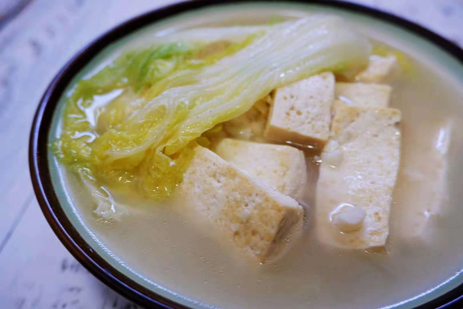 食材:豆腐,娃娃菜,大蒜,生姜,生抽