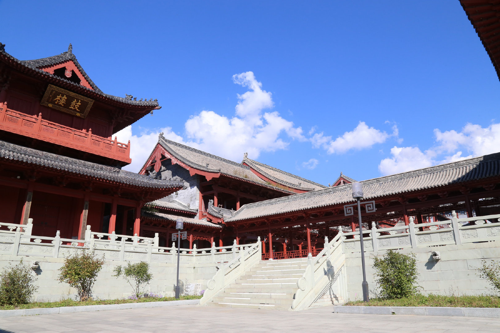 五台山上名寺极多,除了显通寺以外,还有塔院寺,菩萨顶,南山寺,黛螺顶
