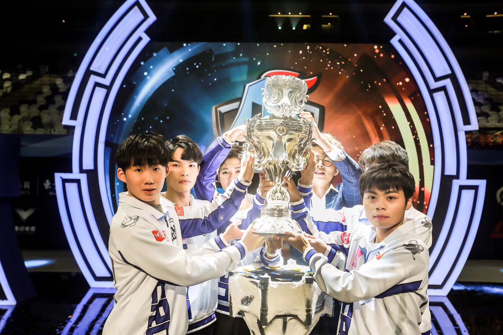 hero久竞斩获首届冬冠杯冠军久诚fmvp实至名归干将当选定制皮