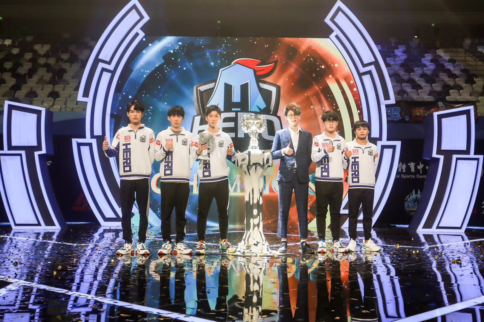 hero久竞斩获首届冬冠杯冠军久诚fmvp实至名归干将当选定制皮