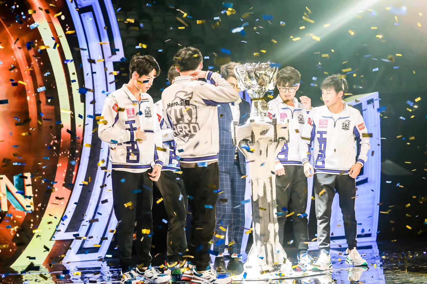 hero久竞斩获首届冬冠杯冠军久诚fmvp实至名归干将当选定制皮