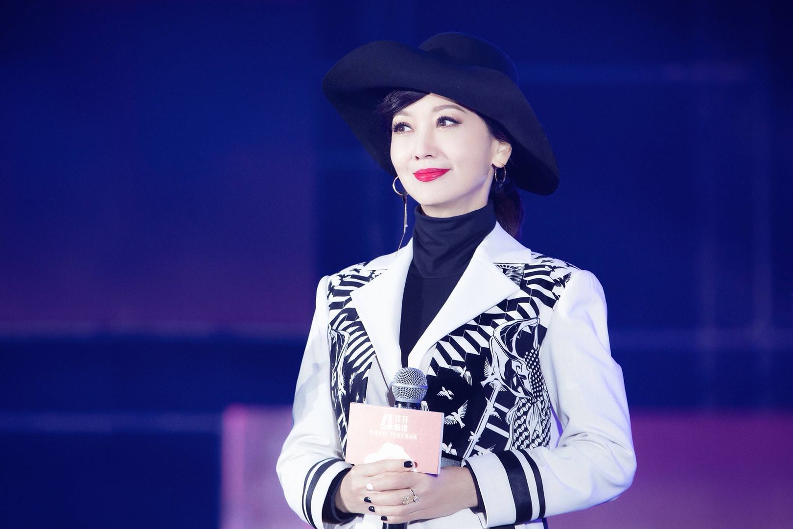 赵雅芝长款大衣搭配礼帽,晒黑白色调照片,复古名媛范十足!