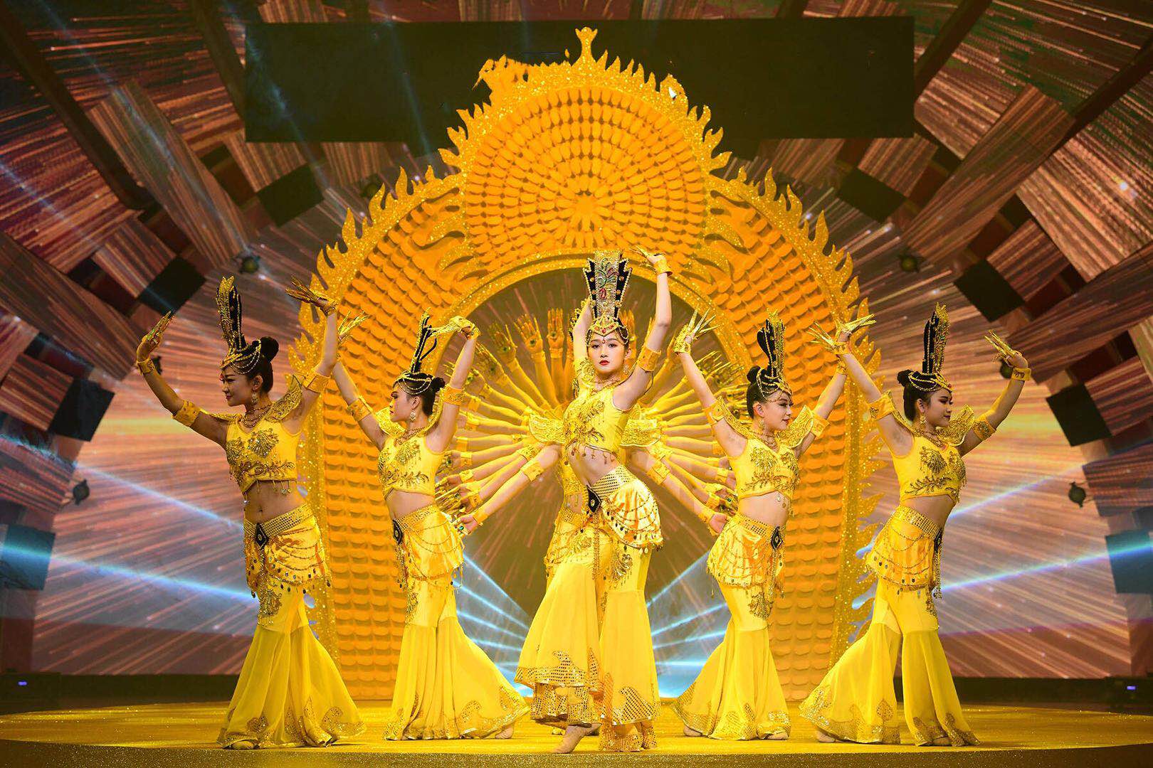 关晓彤挑战经典演绎《千手观音》,一袭金色裙装亮相,闪耀全场!|关晓彤