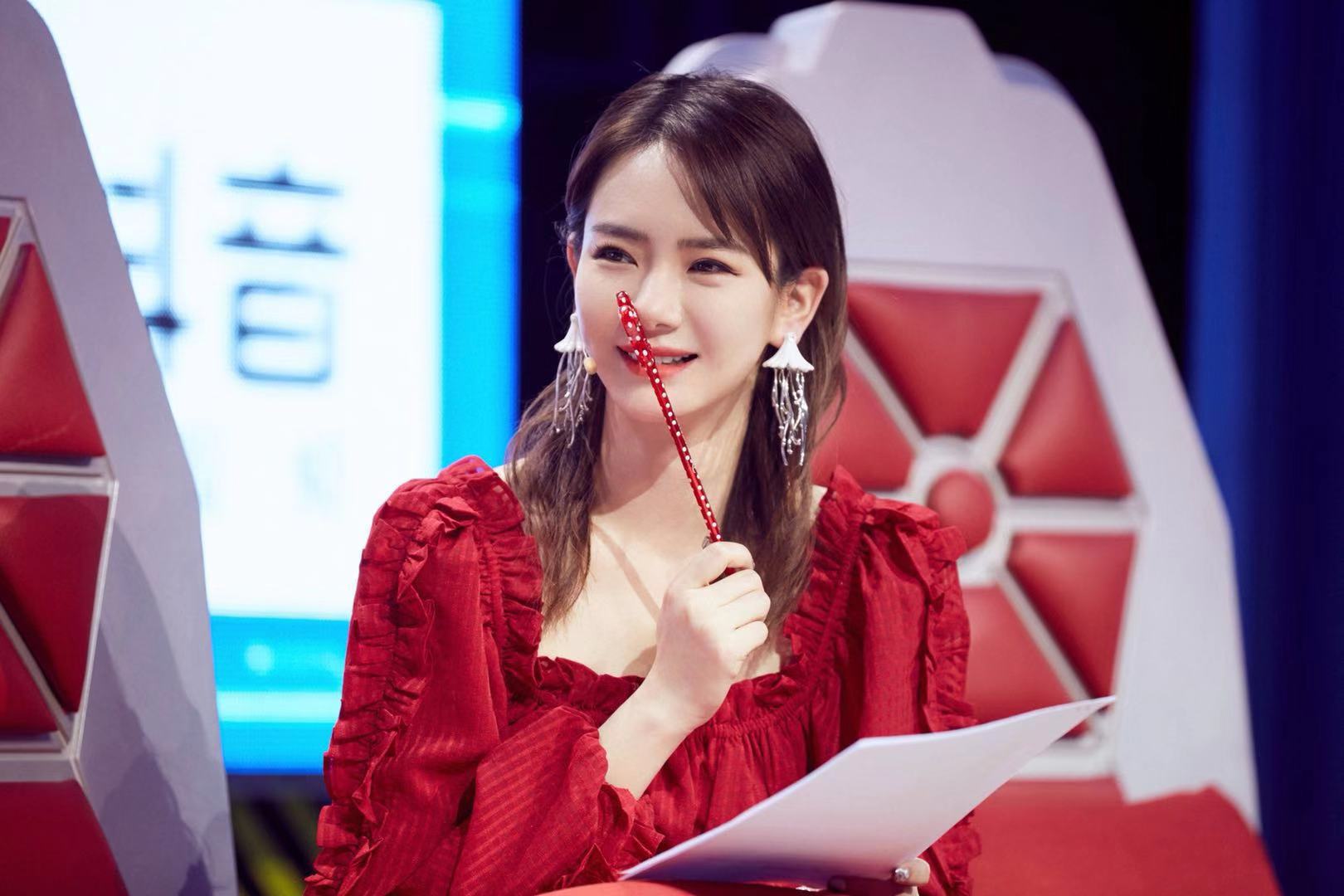 戚薇录制最强大脑穿大红色连衣裙好抢眼美得优雅大气