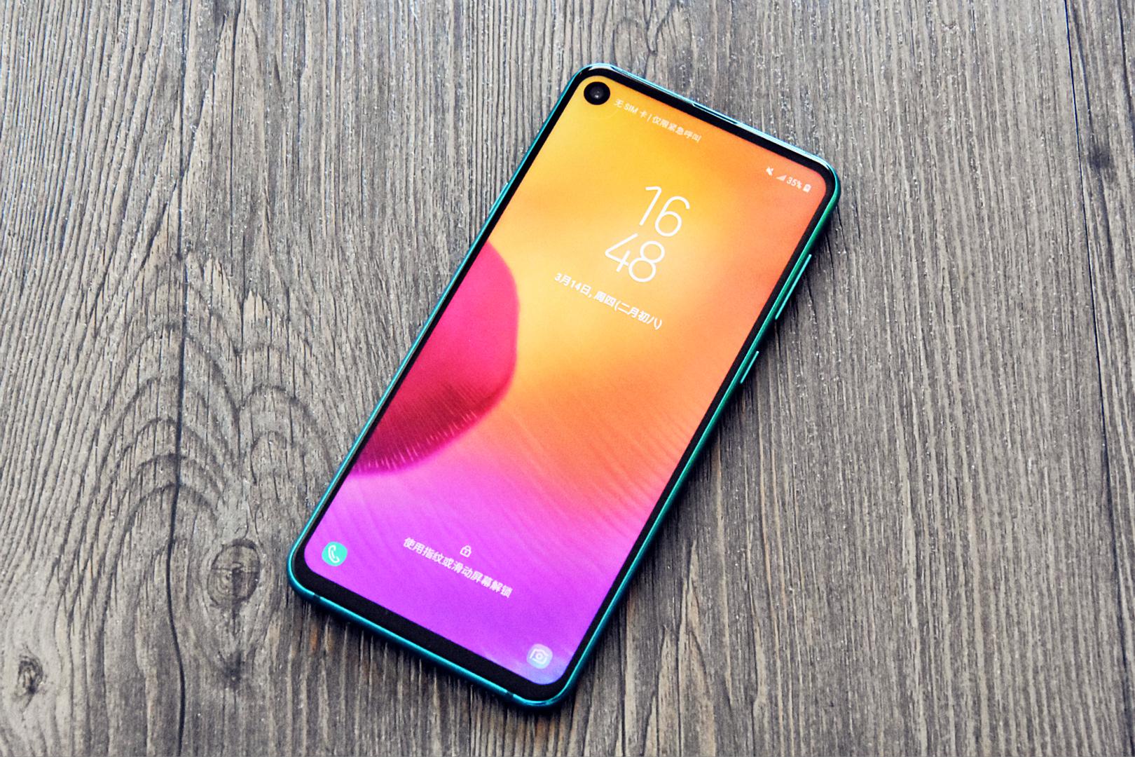 给屏幕挖个孔你能接受么尝鲜三星a8s附荣耀v20屏幕对比