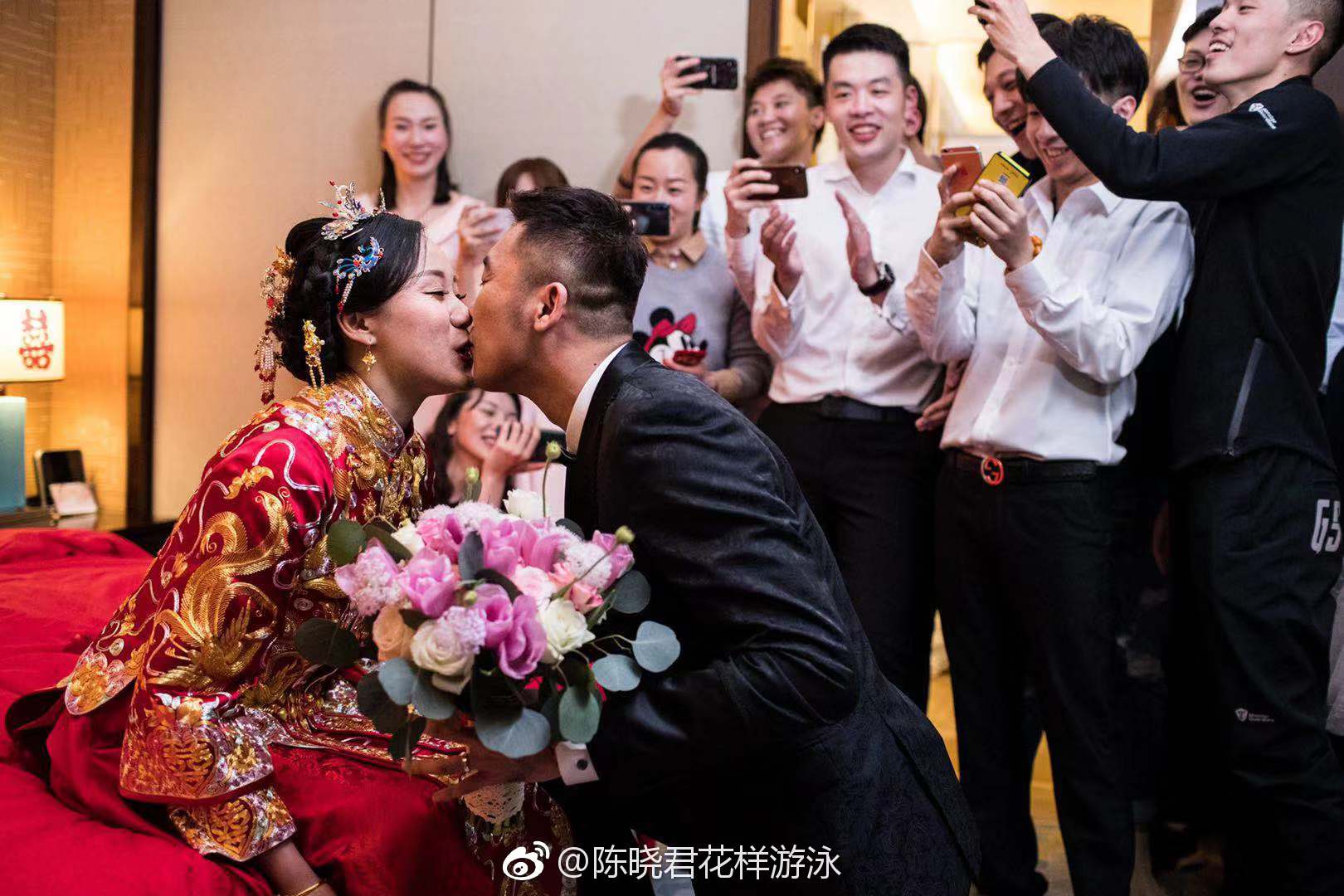 赵芸蕾洪炜大婚多次亲吻,新娘礼服换不停俩老搭档现场见证