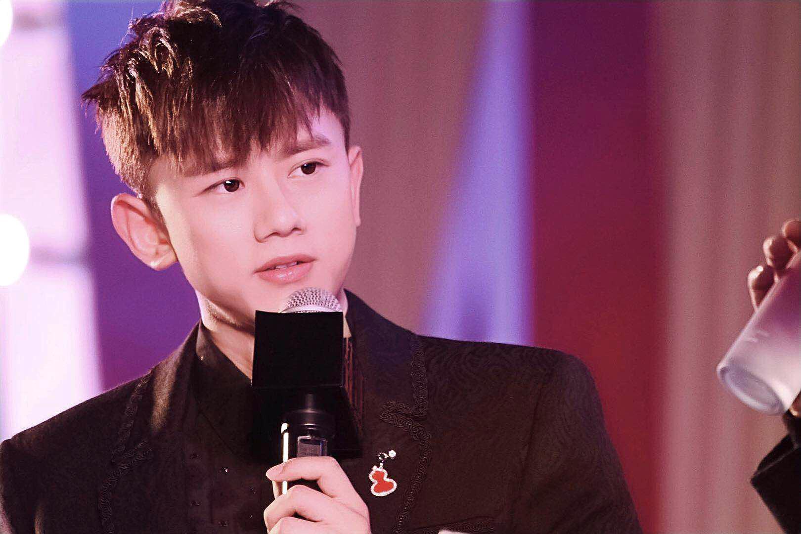 他曾被嘲靠老婆上位,如今不好好教课,与女学员搞暧昧?