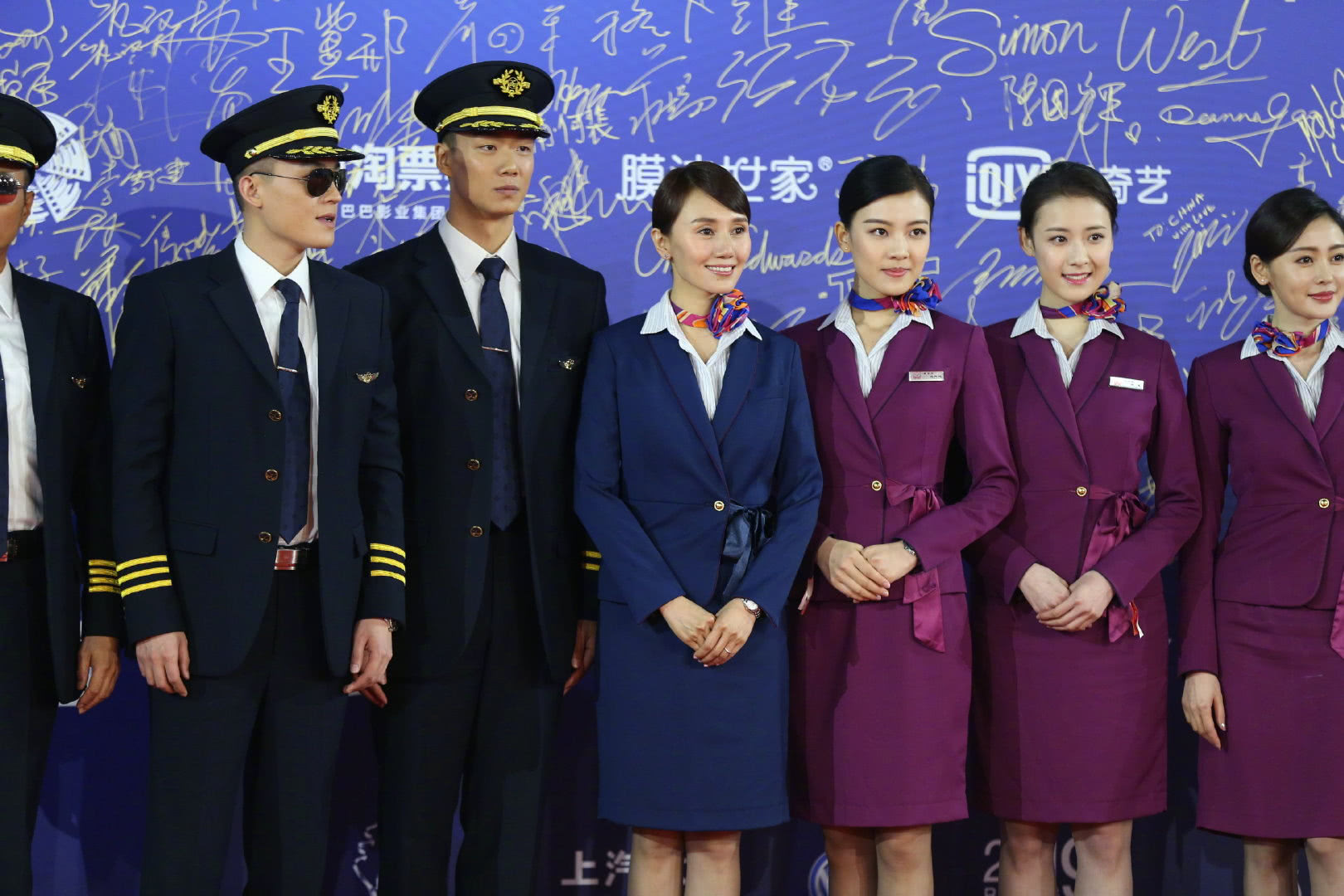 张天爱李沁中国机长空姐造型比美李沁身高不够偷换高跟鞋