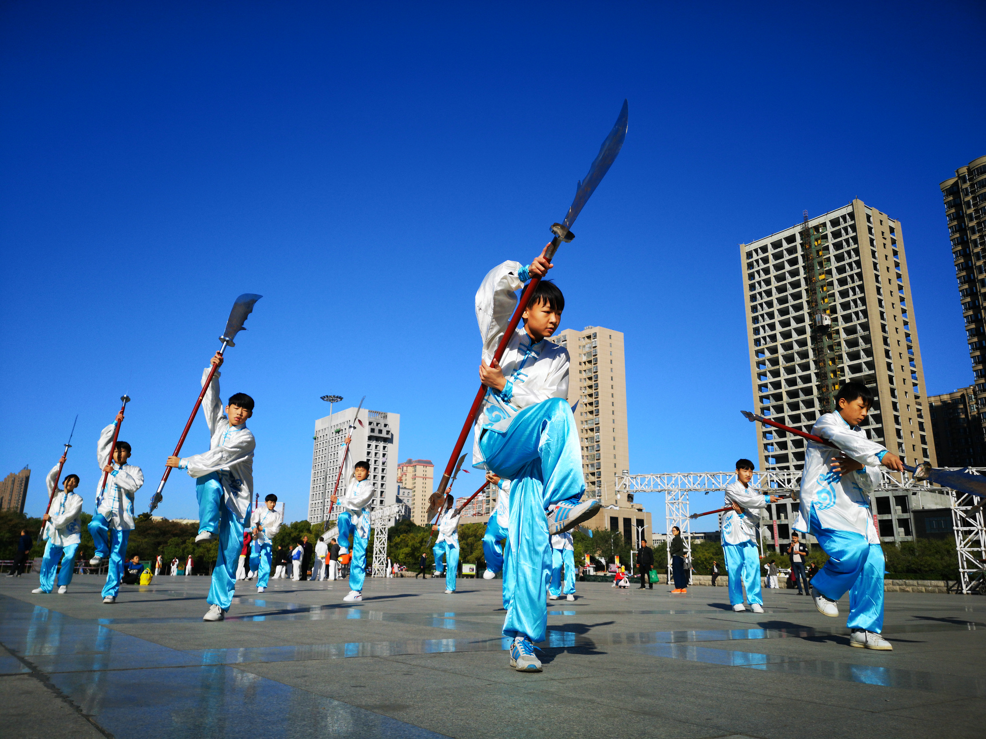 驻马店800多名陈氏太极拳爱好者在广场上开练 内力强大