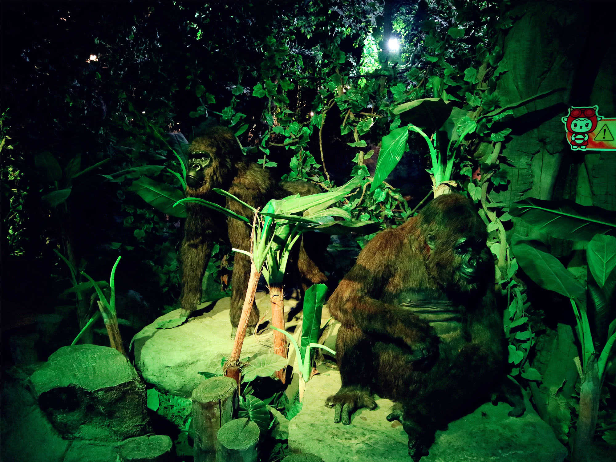 胆子够大的游客也可以去鬼屋八十一号裁缝铺挑战一下,反正我这个胆小