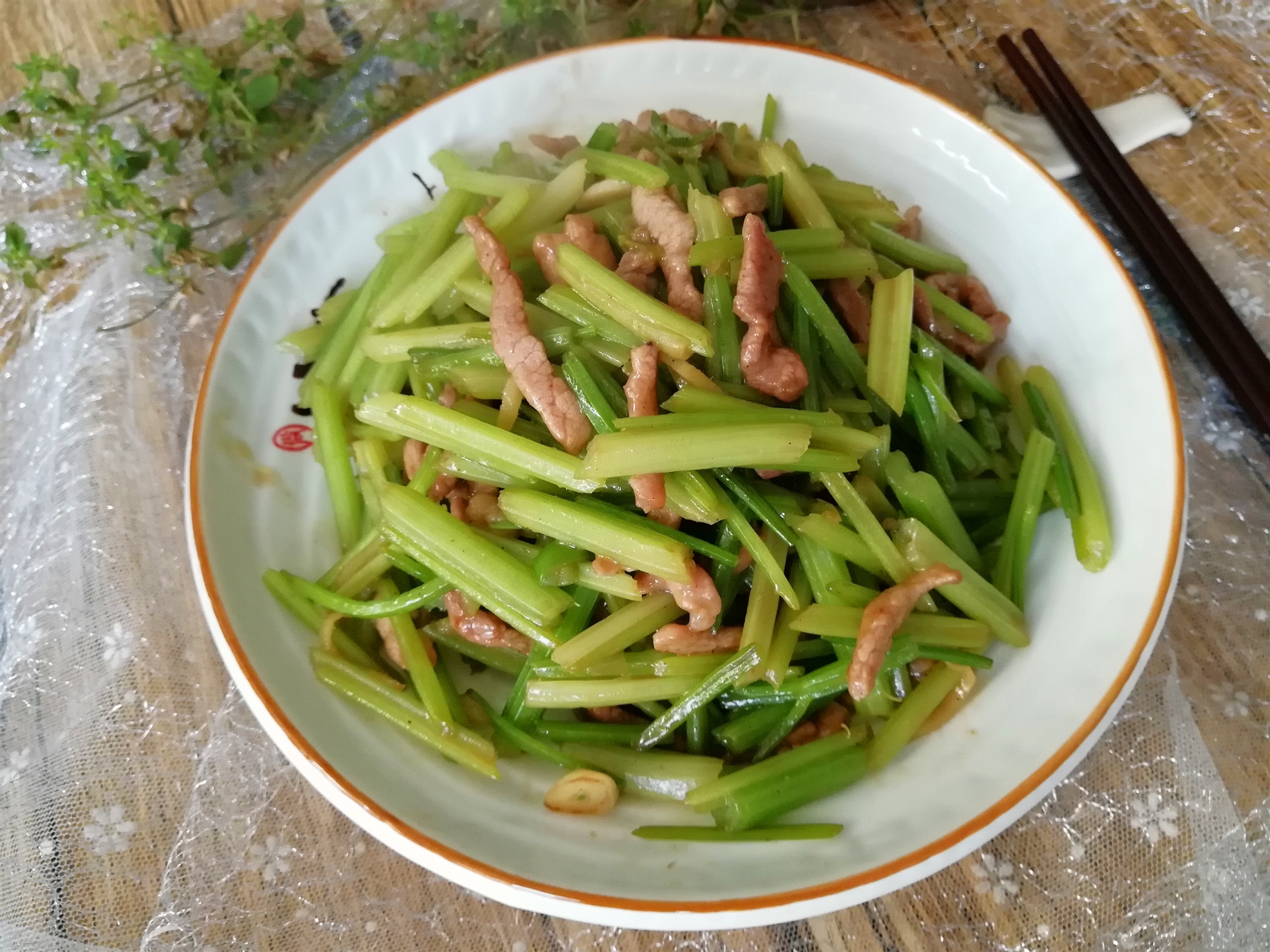 芹菜炒肉的做法(芹菜炒肉的做法家常菜) 芹菜炒肉的做法(芹菜炒肉的做法家常菜)