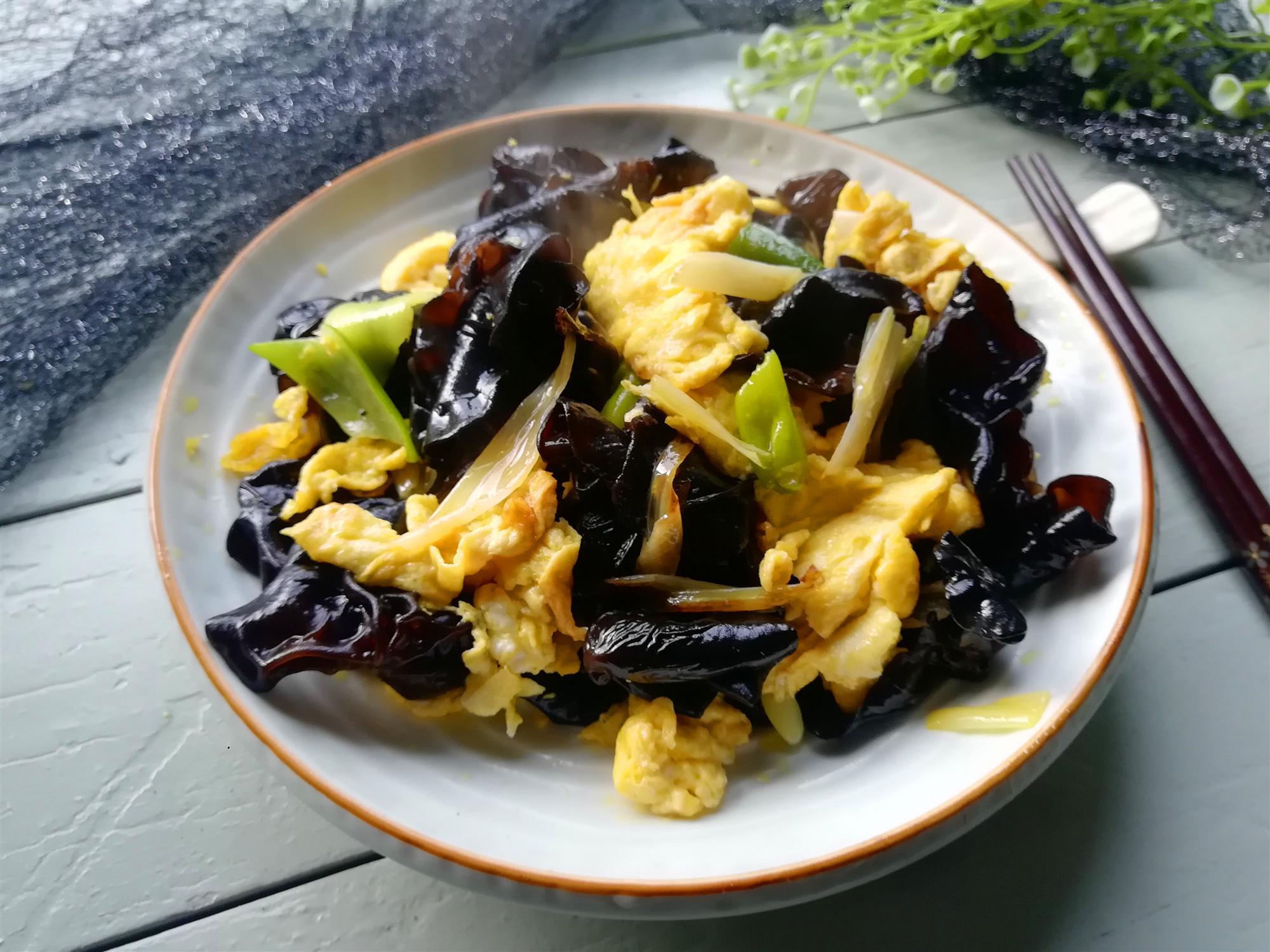 别总是用木耳炒肉了,教你这个做法,比炒肉的味道香,还营养