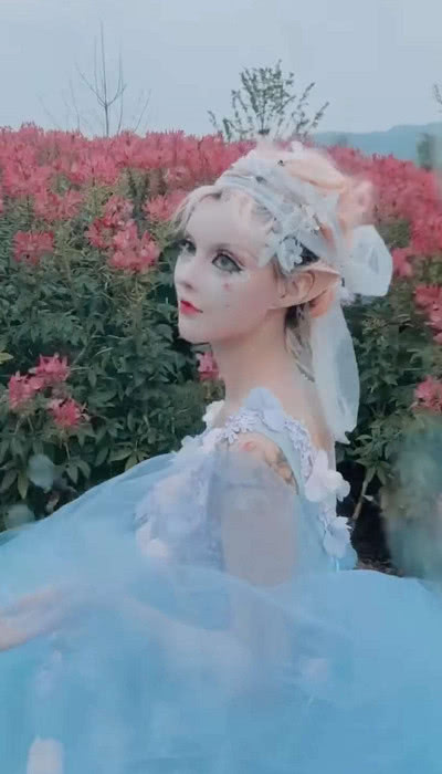 迪丽拉挑战天蓝色美瞳变身美人鱼公主粉丝一秒心动