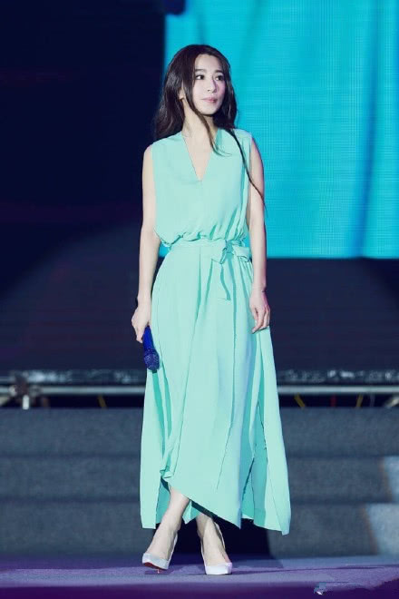 田馥甄化身仙女裙配帆布鞋的女子,网友:难怪自曝热到融化