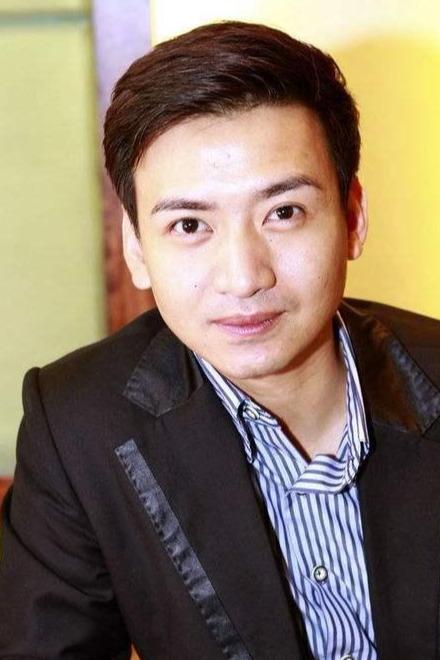 著名主持人突发病去世,发病前毫无征兆年仅37岁,千人送行