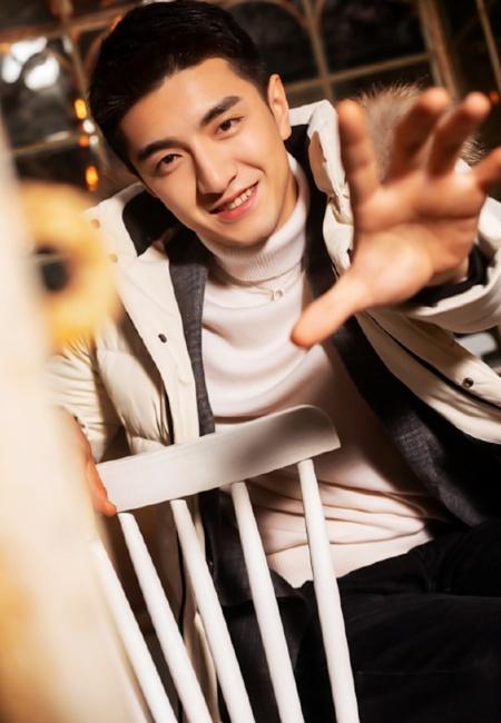 金瀚身穿"军装式"皮质风衣,硬朗有型,网友:"硬汉"既视感