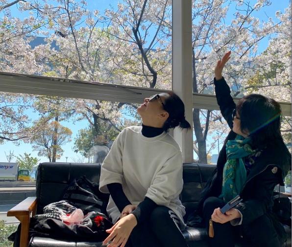 此次许晴晴在微博晒出一组在窗边拍樱花的照片,照片中许晴一身运动