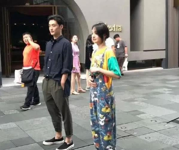 郑爽街头"大佬坐"搓麻将,惊呆众人,网友这个脚是认真的吗