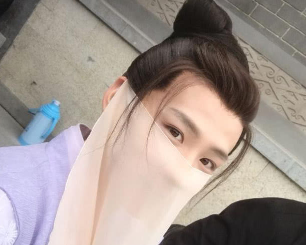 白敬亭的女装造型,"巧笑倩兮顾盼生辉",网友:"亭"惊艳的!