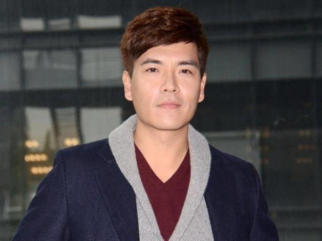 可米小子王传一首曝宝宝正面照表情呆萌配文调侃女儿肥美