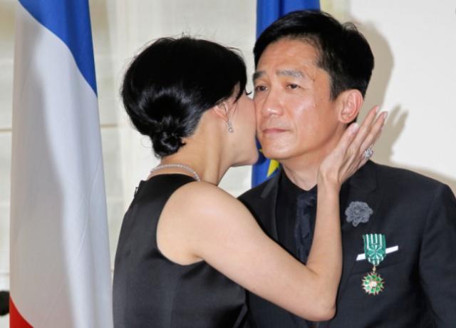 刘嘉玲在晚会上肩带意外滑落, 古天乐一举动获赞无数, 网友: 绅士