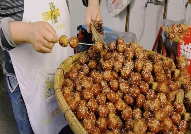 大叔街边卖网红小吃,没有半小时完全买不到,顾客:已经限购了!