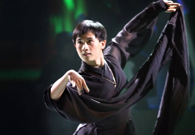 18岁登上春晚成名,成为国家一级舞蹈演员,妻子为他放弃事业|黄豆豆