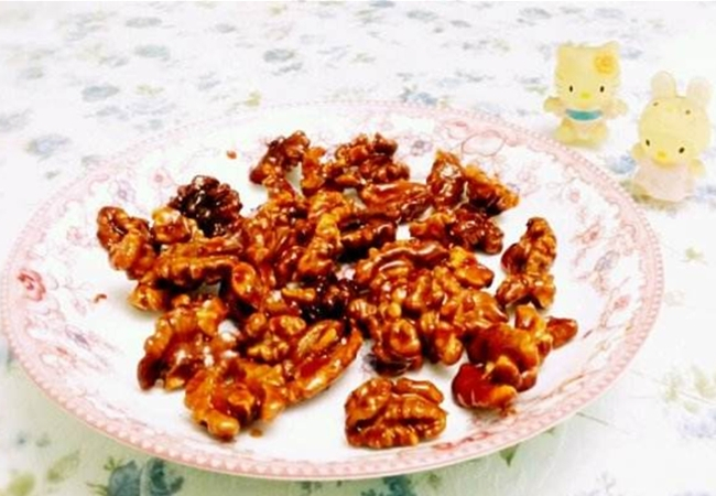 桃仁这么吃,不用揉面不用油炸,简单的一裹,越嚼越是香酥,超值