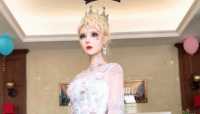 迪丽拉整容前照片流出,堪称"初恋脸",网友:真是太可惜了