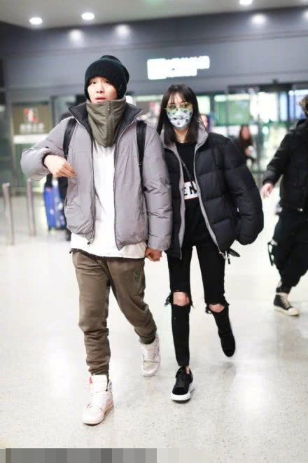 郑爽和张恒同现身机场两人穿情侣装十指紧扣像极了爱情