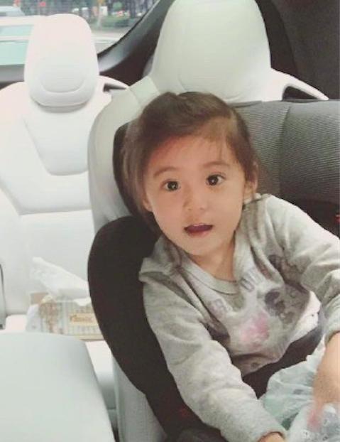 不愧是遗传了贾静雯的基因,咘咘这次太美了,全评论都在称赞!