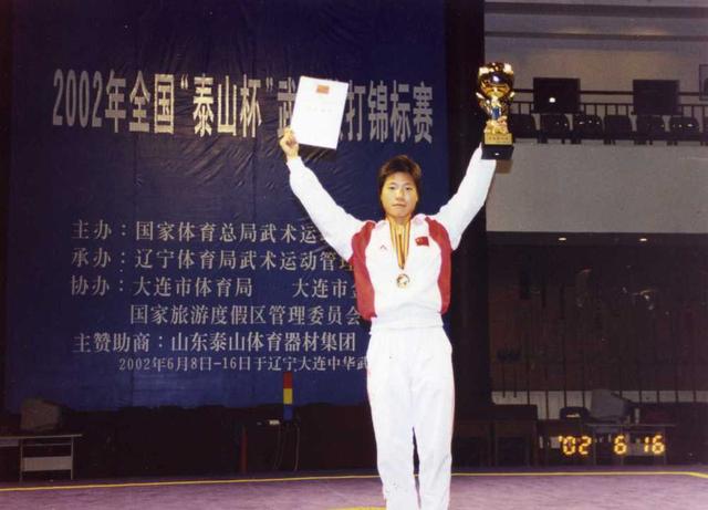 冠军,靠打来解决矛盾:1架不行就打两架|庞伟|散打|黄志芳_新浪新闻