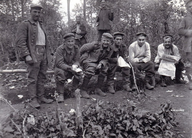 历史照片"土炮座厕",违反军纪就去填屎坑