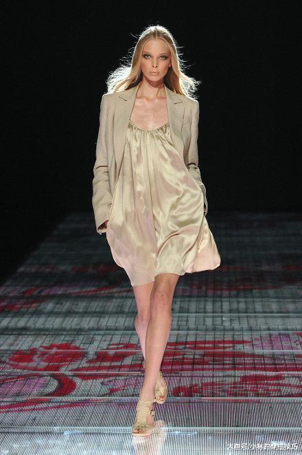 大神t台"花式秀台步": 妖婆无敌剪刀腿, 东倒西歪扭出花!