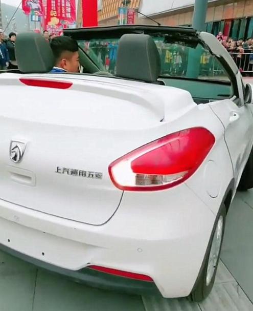 敞篷版宝骏310?车价仅4万,没顶的车看起来档次果然不一样