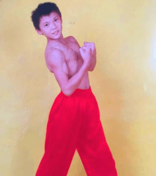 他来自农村, 万人中获成龙赏识, 15岁闯好莱坞, 如今是中外小打星