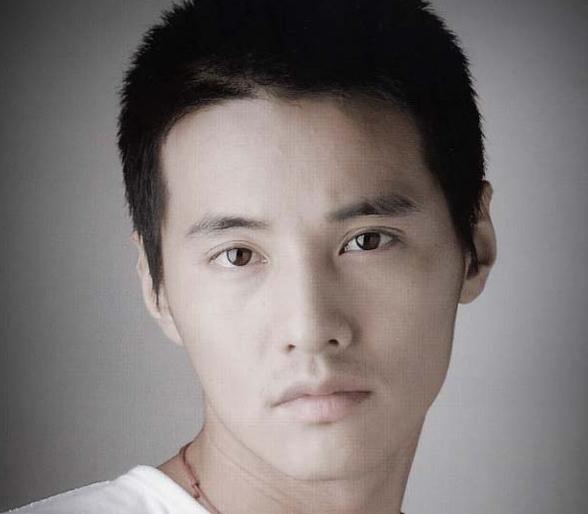 韩国男星服兵役第一步理寸头,哪家颜值经得起考验,赵寅成元斌帅