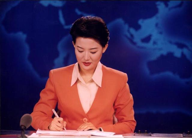 央视主持人梁艳,23年不化妆不恋爱,醉心于工作,今46岁还是单身