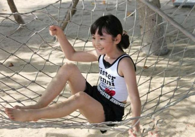 这个小姑娘名字叫akama miki,是加拿大籍,据说三国混血,母亲中德混血