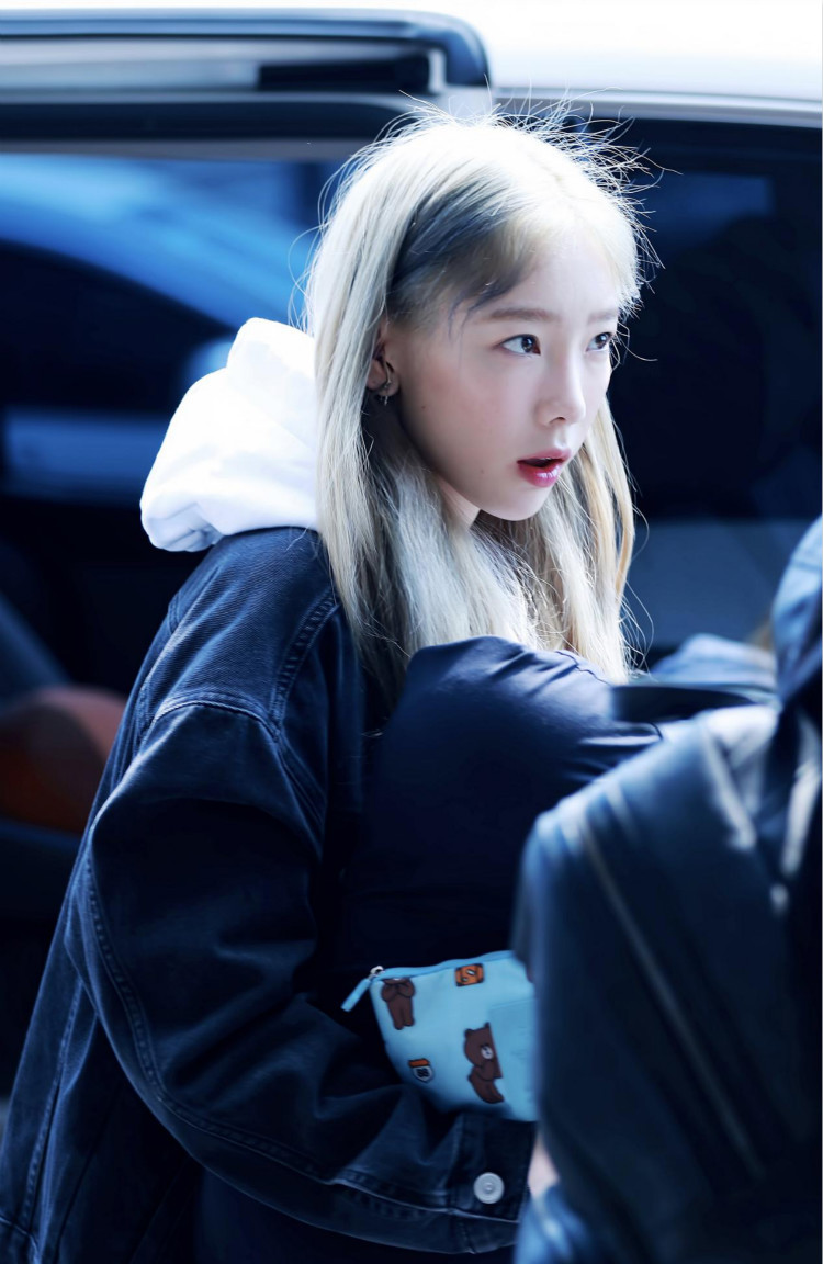 金泰妍机场街拍,牛仔外套配新发色,肤白貌美让你挪不开眼!