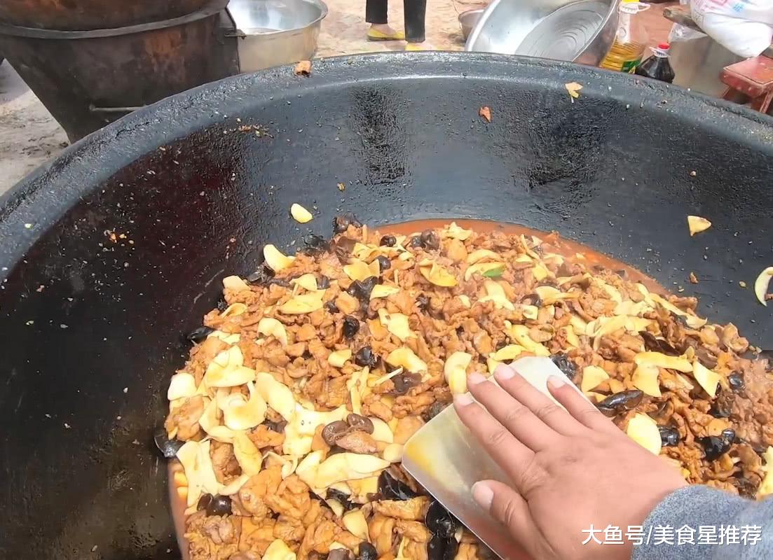 直击农村大叔炒大锅菜木耳炒肉香气四散用大锅就要用这大锅铲