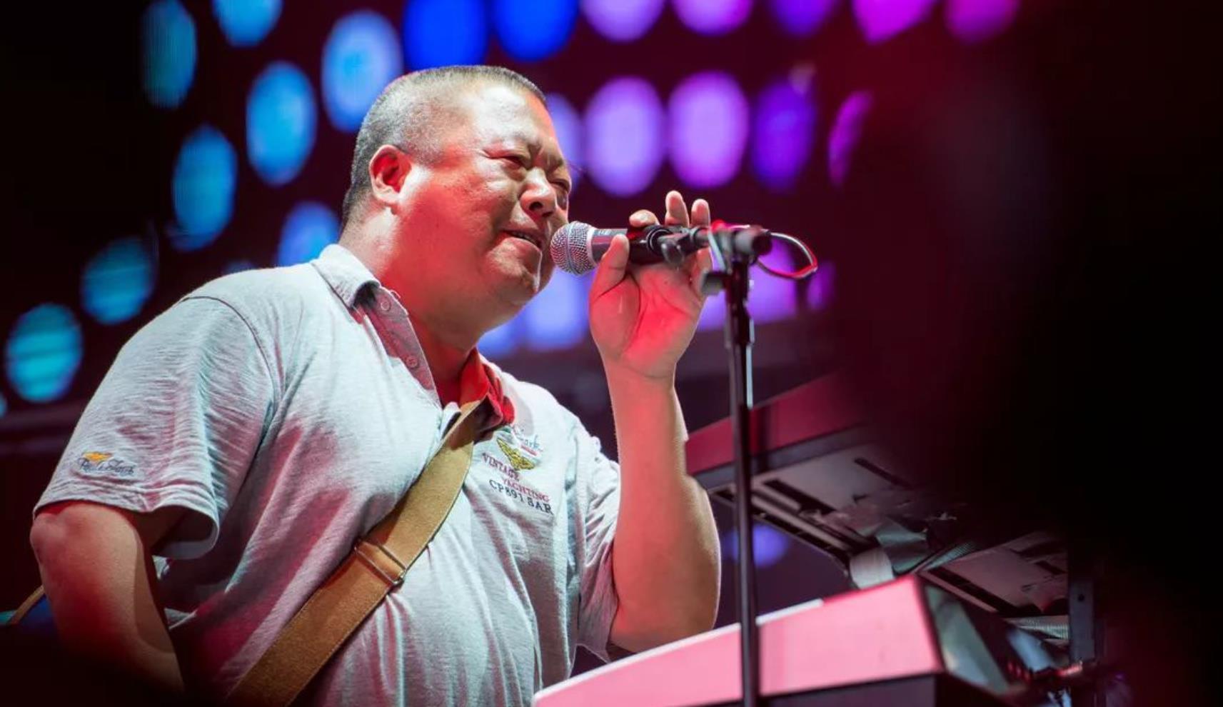 曾没钱睡仓库,后遇恩师4次登春晚,与恩师同居被骗,今孤身一人