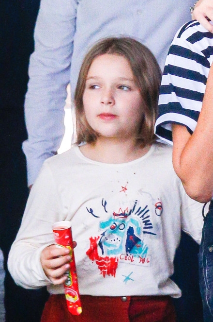 小七最新组图!贝克汉姆和维多利亚的女儿长大了,吃零食十分可爱